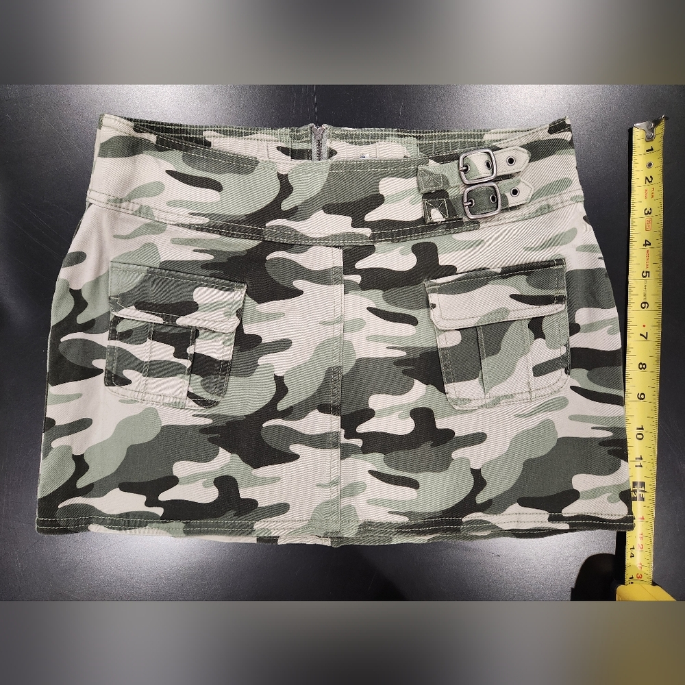 Hollister Medium Sized Green Camo Utility-Style Mini Skirt